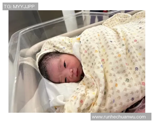 足球巨星温柔时刻赛场外化身好父亲怀抱萌娃温馨画面感动球迷